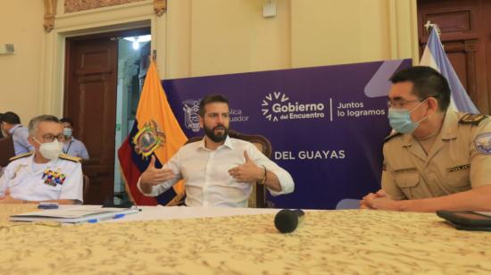 El gobernador del Guayas, Pablo Arosemena; el contralmirante John Merlo, comandante de Operaciones Navales (i); y el general Fausto Buenaño, comandante de la Zona 8, en una reunión de seguridad, el 23 de noviembre de 2021.