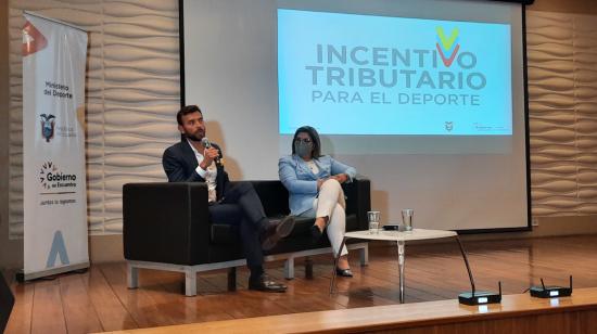 Sebastián Palacios, Ministro del Deporte, y Marisol Andrade, directora del SRI, durante la presentación del incentivo tributario en Quito, el 23 de noviembre de 2021. 