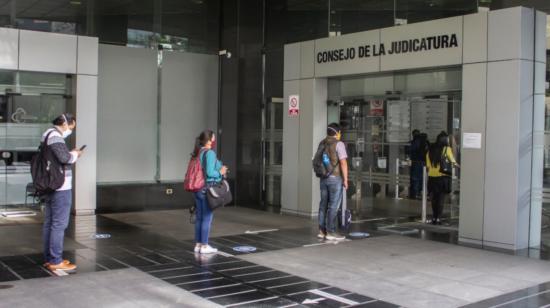 Controles de bioseguridad en el ingreso al edificio del Consejo de la Judicatura en Quito, el 17 de julio de 2020.