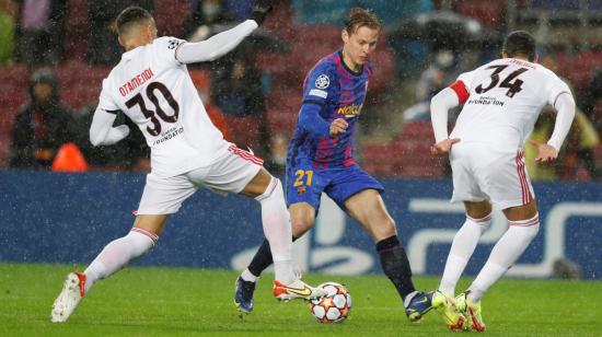 Frenkie De Jong, del Barcelona, durante el partido ante el Benfica, en el Camp Nou, el 23 de noviembre de 2021.