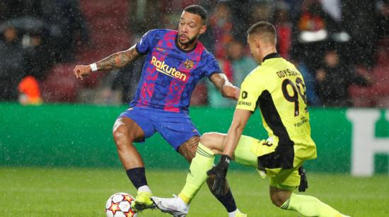 Memphis Depay, durante el partido del Barcelona ante Benfica, en el Camp Nou, el 23 de noviembre de 2021.