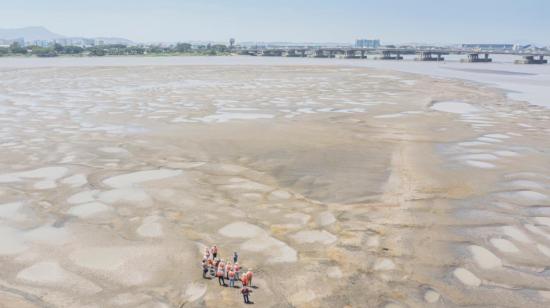 Autoridades de la Prefectura muestran los sedimentos en el río Guayas, en una visita en septiembre de 2021.