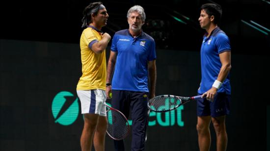 Diego Hidalgo y Gonzalo Escobar charlan con Raúl Viver, el capitán del equipo ecuatoriano de Copa Davis, en Madrid, el miércoles 24 de noviembre de 2021.