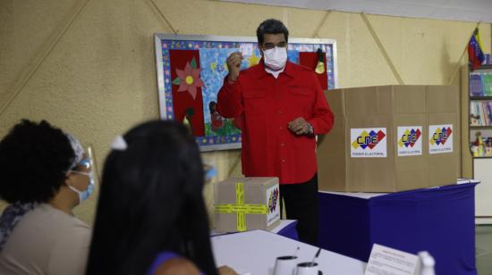 El presidente de Venezuela, Nicolás Maduro, vota en Caracas durante las elecciones del domingo 21 de noviembre de 2021.