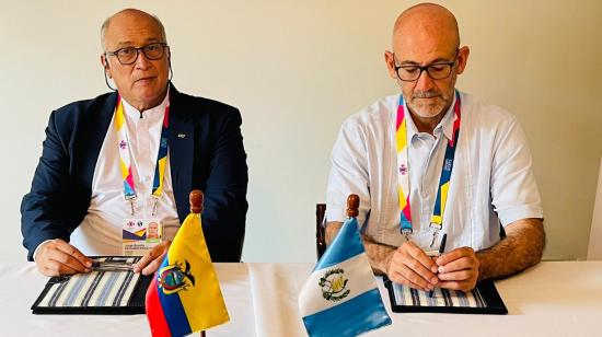 Jorge Delgado (i) y Gerardo Aguirre (d), durante la firma de un convenio en Cali, el 24 de noviembre de 2021.