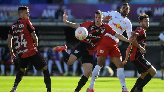 Jugadores de Athlético Paranaense y Red Bull Bragantino, en la final de la Copa Sudamericana, en Montevideo, el 20 de noviembre de 2021.