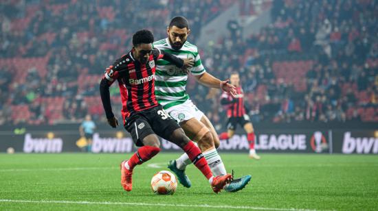 Jeremie Frimpong, de Bayer Leverkusen, maneja una pelota en el partido ante Celtic, el 25 de noviembre de 2021.