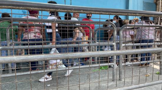 Familiares de presos hacen fila en la cárcel de Guayaquil para entregar medicinas a sus familiares recluidos. Guayaquil, 12 de octubre de 2021.