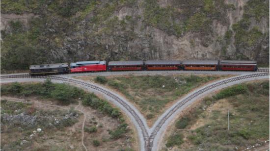 El tren ecuatoriano durante su recorrido por el sector de La Nariz del Diablo, en la sierra ecuatoriana, en 2019.