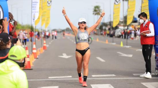 Glenda Morejón festeja su victoria en el Campeonato Nacional de Machala, el sábado 8 de enero de 2022. 