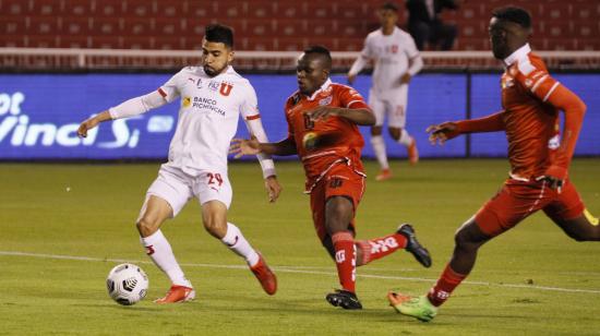 Adolfo Muñoz, de Liga de Quito, domina un balón durante el partido frente a Técnico Universitario por la Fecha 15 de la LigaPro, el 26 de noviembre de 2021.
