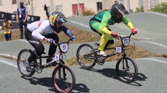 Doménica Mora, durante las competencias de ciclismo BMX en los Juegos Panamericanos Junior de Cali, el 27 de noviembre de 2021.