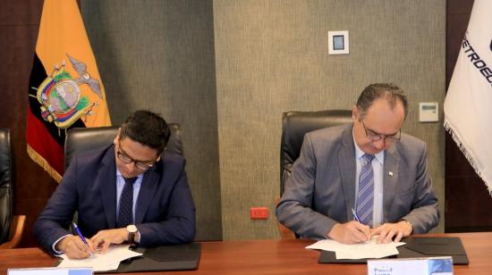 El representante legal de Servicios WFSE Ecuador, Luis Freire, y el gerente de Petroecuador, Pablo Luna en la firma del contrato, el 26 de noviembre de 2021.