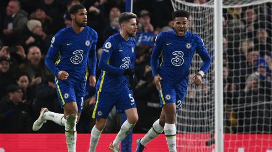 Jorginho celebra con sus compañeros después de anotar el empate 1-1 en el partido entre el Chelsea FC y el Manchester United, el 28 de noviembre de 2021.