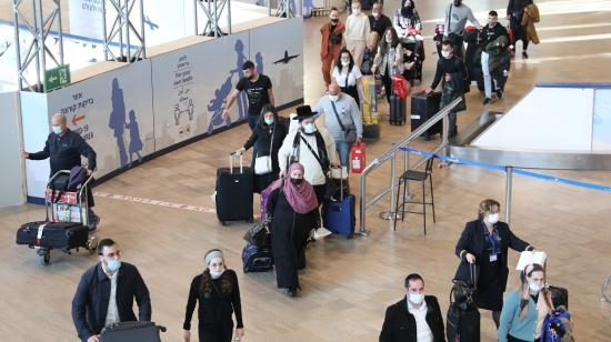 Pasajeros en el aeropuerto de Israel, país que cerró fronteras a pasajeros procedentes de Sudáfrica, el 28 de noviembre de 2021.