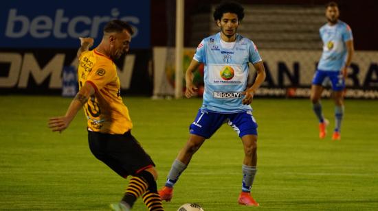 Damián Díaz, de Barcelona, domina una balón frente a Iván Zambrano en el estadio Bellavista de Ambato, el 26 de noviembre de 2021.