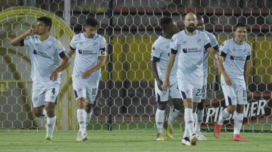 Jugadores de Universidad Católica celebran en el partido ante el 9 de Octubre, en Quito, el 28 de noviembre de 2021.