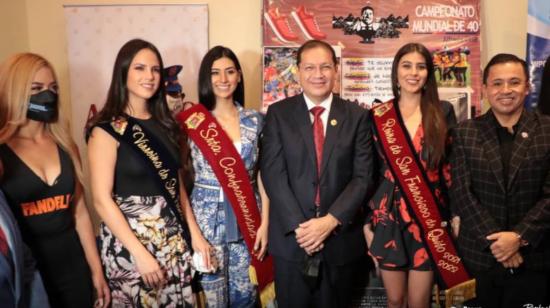 El alcalde de Quito, Santiago Guarderas, junto a la Reina de la ciudad, Estefanía Álvarez, en el Mundial de 40, el 27 de noviembre de 2021.