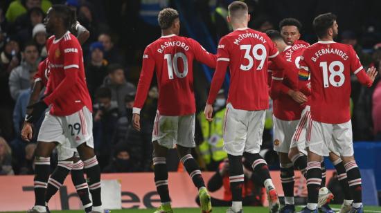 Jugadores del Manchester United festejan un gol ante el Chelsea, domingo 28 de noviembre de 2021, por la Premier League. 