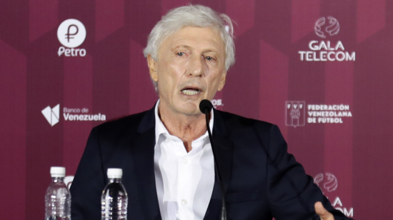 José Pékerman brinda una rueda de prensa en Caracas, Venezuela, el 30 de noviembre de 2021.