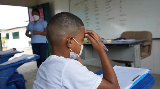 Estudiantes de la Unidad Educativa Violeta Luna en Monte Sinaí, acuden a recibir refuerzo escolar presencial. Guayaquil, 29 de noviembre de 2021.