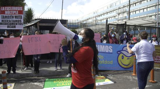 Pacientes del Hospital Carlos Andrade Marín, durante un plantón para exigir medicinas, el 1 de diciembre de 2021.