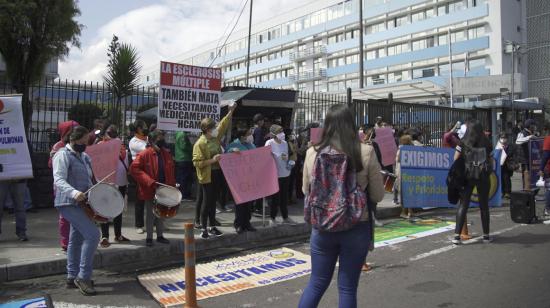 Pacientes del Hospital Carlos Andrade Marín realizan un plantón para exigir medicinas, el 1 de diciembre de 2021.