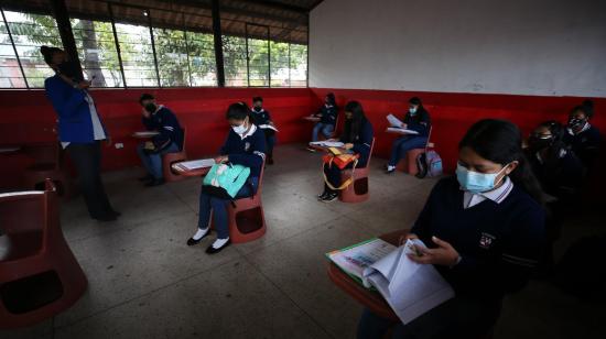 Estudiantes de la Unidad Educativa Agropecuaria Eduardo Salazar Gómez regresan a clases presenciales en Quito.