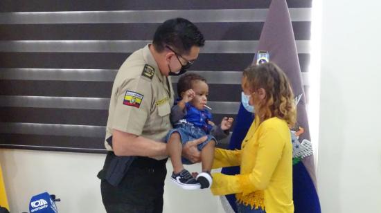 Reencuentro de una madre con su hijo de un año de edad. Guayaquil, 1 de diciembre de 2021.