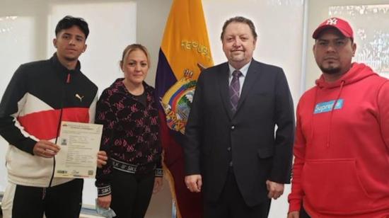 Diego Almeida (i), con el registro de nacionalidad ecuatoriana, el 27 de noviembre de 2021, en Barcelona.