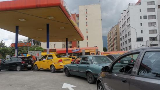 Vehículos forman filas en una gasolinera en el centro-norte de Quito, el 12 de marzo de 2020.