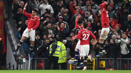 Cristiano Ronaldo y sus compañeros festejan un gol ante el Arsenal, en Old Trafford, el 2 de diciembre de 2021.