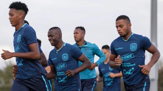 Los jugadores ecuatorianos trotan en un entrenamiento en Houston, el 2 de diciembre de 2021.