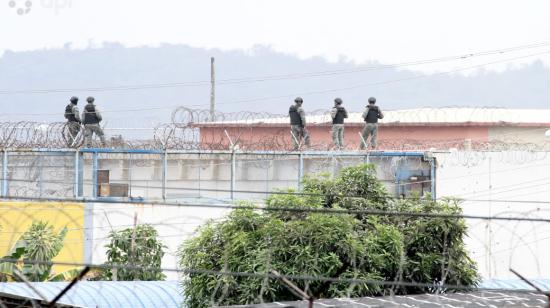 Guardias vigilan la Cárcel Regional de Guayaquil durante la visita de los delegados de la CIDH, el 2 de diciembre de 2021.