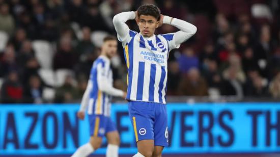 Jeremy Sarmiento se agarra la cabeza en el partido entre el Brighton y West Ham, el 1 de diciembre de 2021.