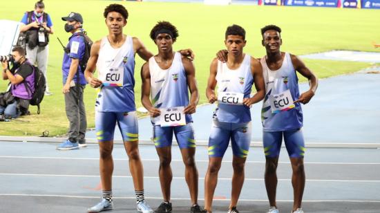 Los velocistas ecuatorianos sonríen tras coronarse campeones en la prueba masculina de 4x400, en 3 de diciembre de 2021.