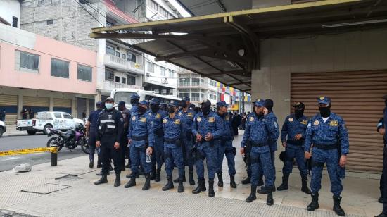 Guardias metropolitanos del Municipio de Guayaquil en una de las calles de la Bahía, centro de la ciudad, el 4 de diciembre de 2021.