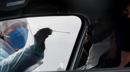 Un sanitario realiza una prueba de PCR para detectar el Covid-19 en Sao Paulo, Brasil, el 4 de diciembre de 2021.