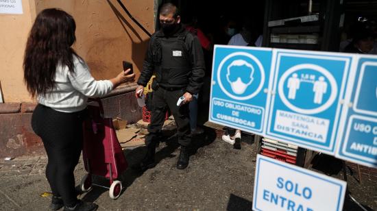 Un guardia de seguridad controla el ingreso de una persona en un mercado de Chile, el 1 de abril de 2021.