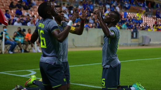 Los jugadores ecuatorianos festejan un gol ante El Salvador, en Houston, el 4 de diciembre de 2021.