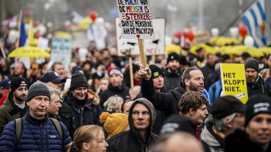 Manifestantes en Países Bajos, durante una protesta en contra de las medidas para frenar contagios de Covid-19, el 4 de diciembre de 2021.