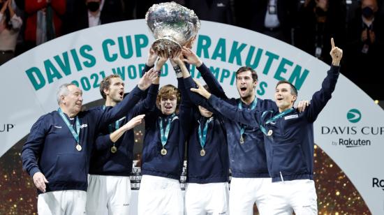 El equipo de Rusia celebra tras vencer al equipo de Croacia en la final de la Copa Davis, el domingo 5 de diciembre, en el Madrid Arena. 