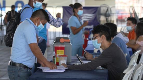 El Municipio de Guayaquil en coordinación con el Ministerio de Salud, reabrió el centro de vacunación ubicado en la explanada de Mucho Lote al noroeste de la ciudad. 6 de diciembre de 2021.