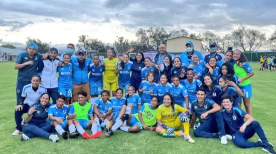 Equipo de la Universidad Católica que logró el ascenso a la Superliga femenina 2022, después de ganarle al Cumbayá Spirit, el 5 de diciembre de 2021. 