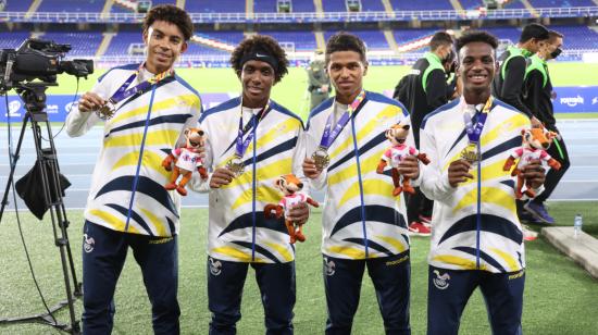 Equipo ecuatoriano de relevos 4x100 metros, que logró la medalla de oro, el 3 de diciembre de 2021, en los Juegos Panamericanos de Cali,