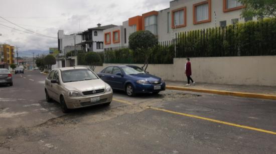 Autos pasan por una calle del sector de Carcelén, en el norte de Quito, el 7 de diciembre de 2021.