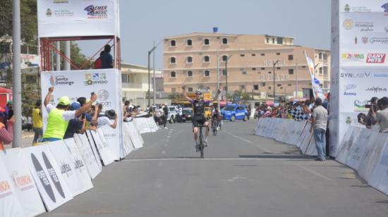 Jean Michel Lachance festeja su victoria en la Etapa 1 de la Vuelta al Ecuador, el miércoles 8 de diciembre de 2021. 