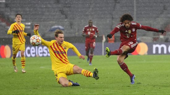 Leroy Sané dispara al arco en el partido ante el Barcelona, en Múnich, el 8 de diciembre de 2021.