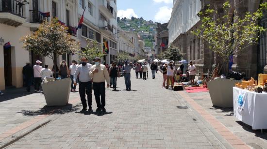 Personas caminan por el Centro Histórico de Quito, el 2 de diciembre de 2021.