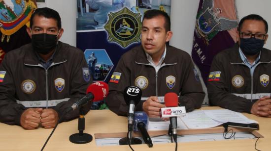 El teniente coronel Carlos Perugachi, jefe de Criminalística de la Zona 8, en rueda de prensa sobre dos masacres carcelarias el 9 de diciembre de 2021.